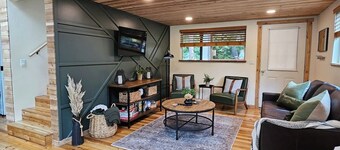 Cascade River Hideaway-Dogs welcome, off-grid