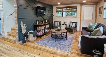 Cascade River Hideaway-Dogs welcome, off-grid