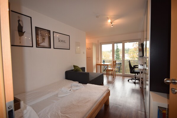 1 bedroom, in-room safe, desk, iron/ironing board - Close to the university with balcony (1.2) - Business-friendly! (Biberach an der Riß)