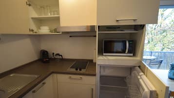 Kühlschrank, Mikrowelle, Herdplatte, Geschirrspüler