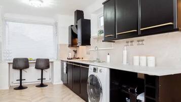 House | Private kitchen | Fridge, microwave, oven, stovetop