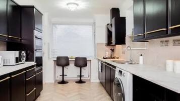 House | Private kitchen | Fridge, microwave, oven, stovetop