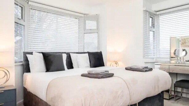 Una camera da letto con un letto grande, una scrivania e una sedia.