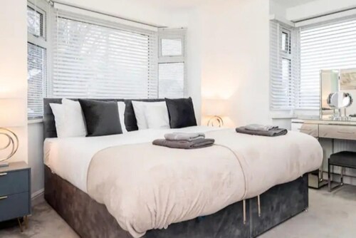 Private Gated Modern Home in Southampton - Estwood