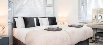 Private Gated Modern Home in Southampton - Estwood