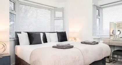 Private Gated Modern Home in Southampton - Estwood