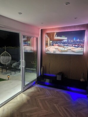 Property grounds - Private Gated Modern Home in Southampton - Estwood (Southampton)