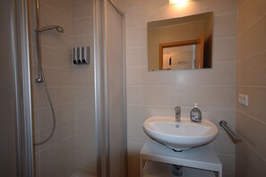 Shower, hair dryer, towels, soap - Stylish Apartment in Biberach – Ideal for Business Travelers & Short Stays (1.4) (Biberach an der Riß)
