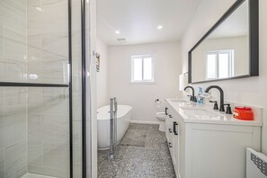 Dusche, Haartrockner, Handtücher, Seife