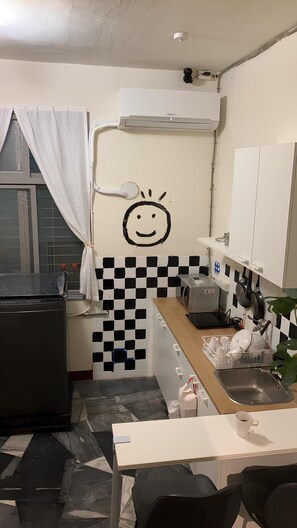 Microwave, stovetop, cookware/dishes/utensils - MAMAzzzzHostel (Tainan)