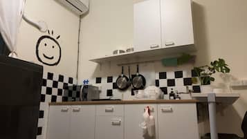 Microwave, stovetop, cookware/dishes/utensils