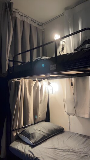 A bunk bed with a headboard, a bedside table, and a lamp. - MAMAzzzzHostel (Tainan)