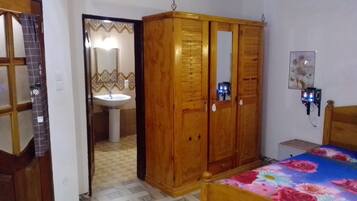 3 habitaciones, tabla de planchar con plancha y ropa de cama