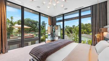 4 bedrooms, desk, iron/ironing board, WiFi