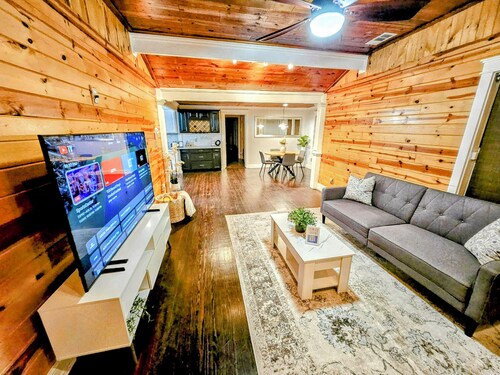 Modern Cabin Style Cottage 1-Block from Historic Downtown McKinney