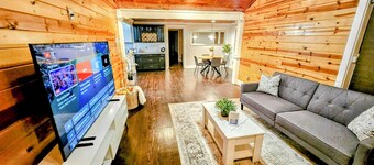 Modern Cabin Style Cottage 1-Block from Historic Downtown McKinney