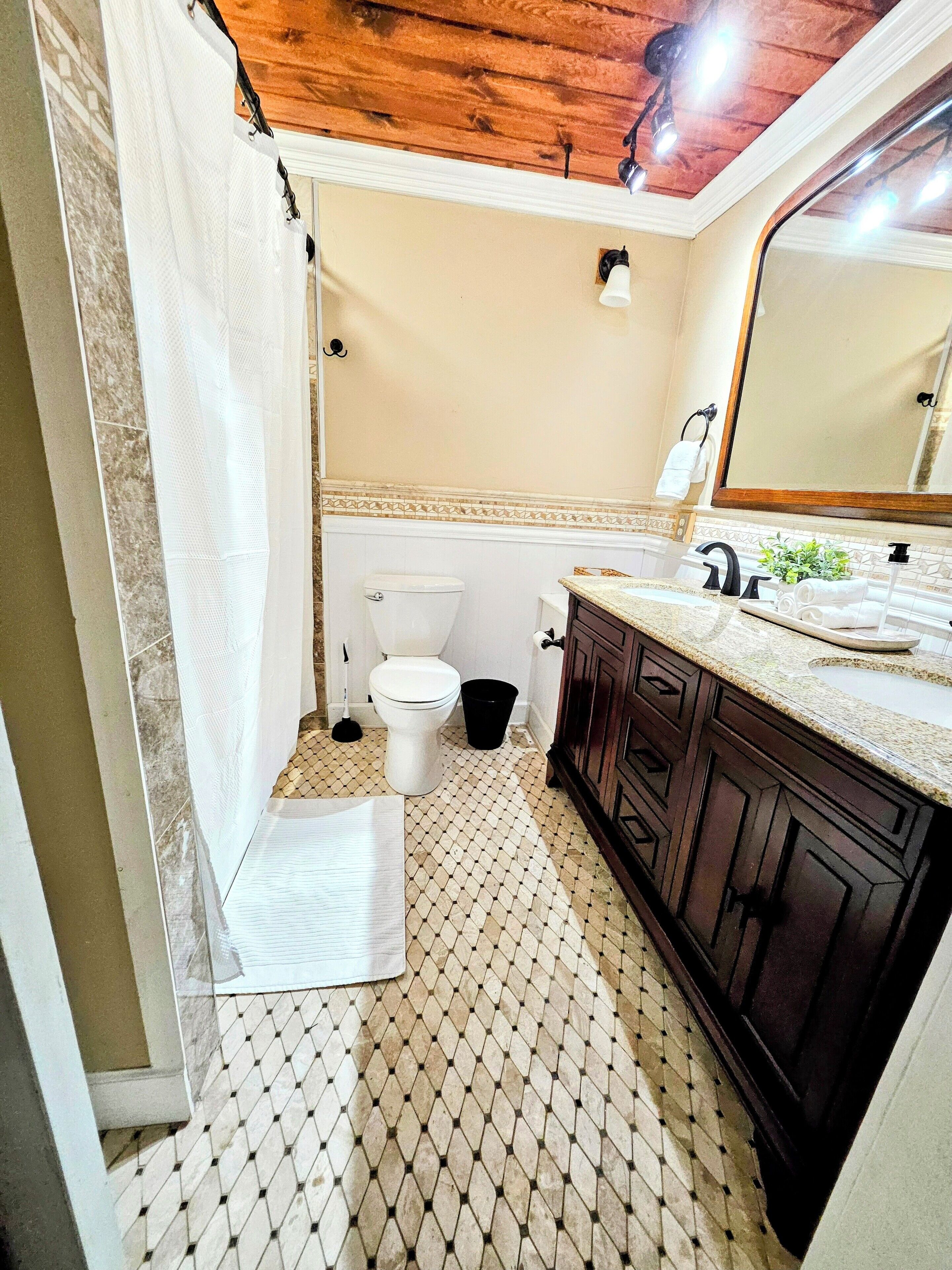 Een douche, een haardroger, handdoeken, zeep