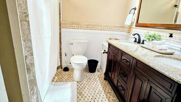 Een douche, een haardroger, handdoeken, zeep