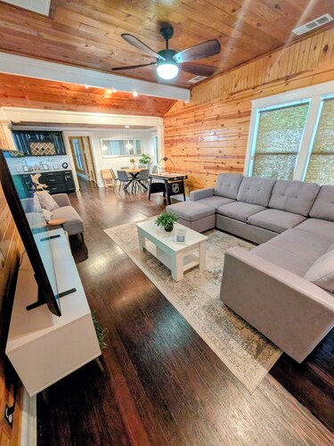 Modern Cabin Style Cottage 1-Block from Historic Downtown McKinney