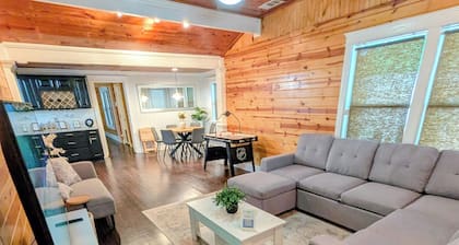 Modern Cabin Style Cottage 1-Block from Historic Downtown McKinney