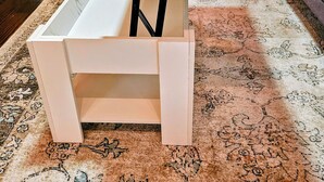 Une table blanche avec un tiroir en dessous.