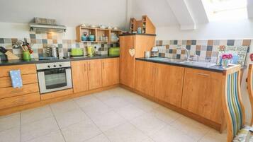 Apartemen | Dapur pribadi | Lemari es, microwave, oven, dan kompor