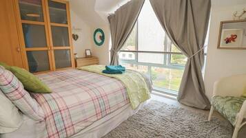 Apartemen | 3 kamar tidur, setrika/meja setrika, Wi-Fi gratis, dan seprai linen