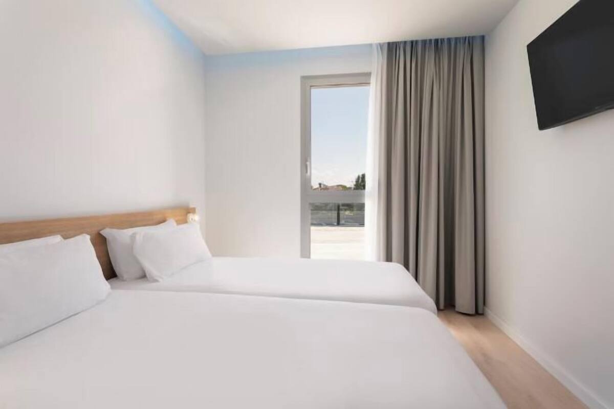 Värdeförvaringsskåp på rummet, skrivbord och arbetsyta för laptop