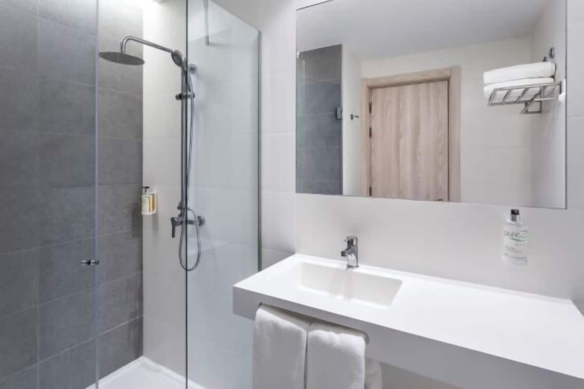 Badrum | Dusch, hårtork, handdukar och tvål