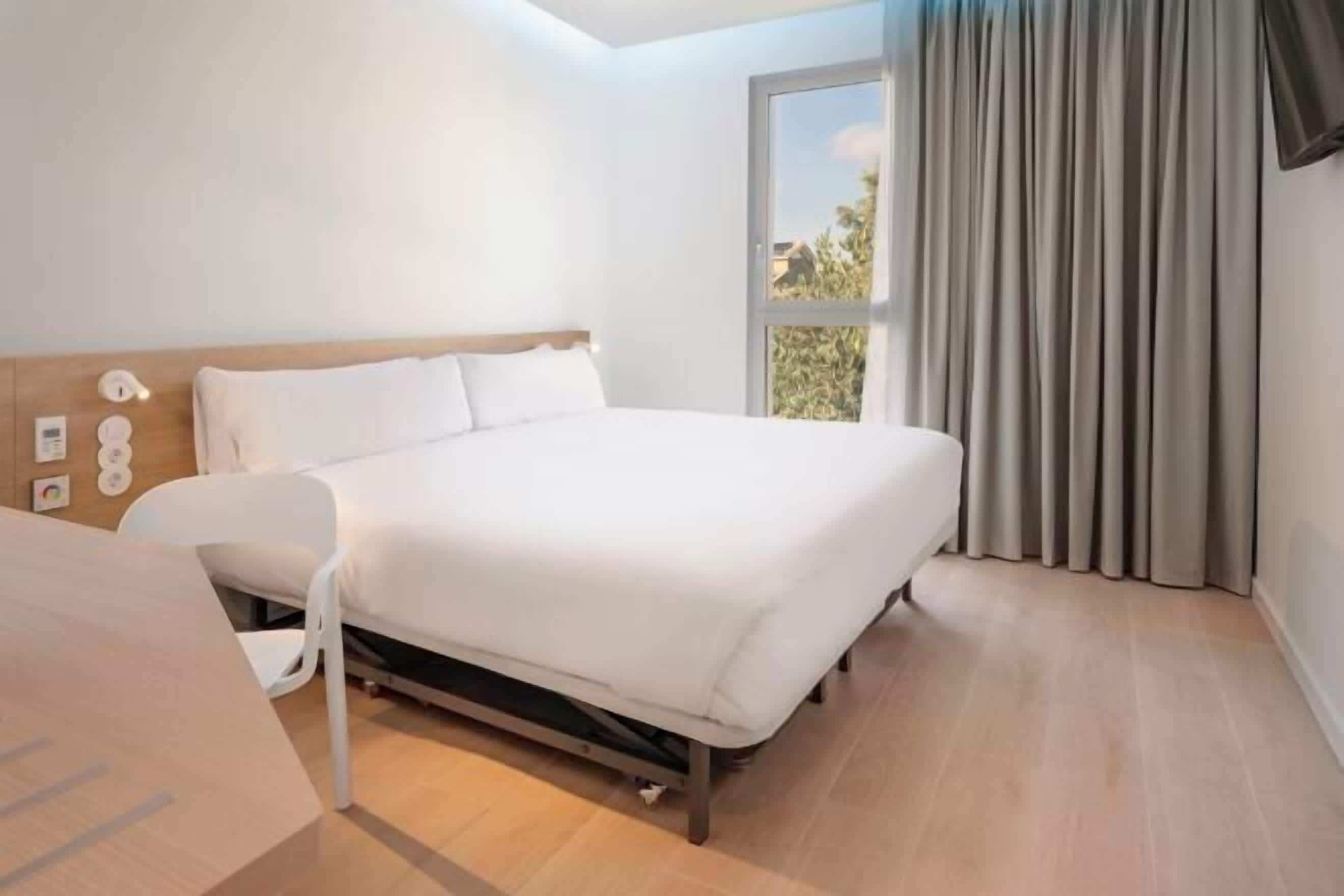 Caja de seguridad en la habitación y escritorio 