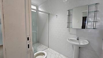 Executive Double Room, 1 Double Bed | Bathroom | Hair dryer, towels, soap, shampoo