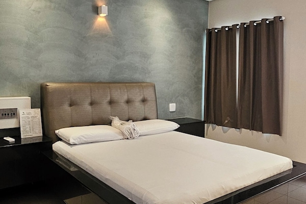 Luxury Double Room | Hypo-allergenic bedding, free WiFi, bed sheets