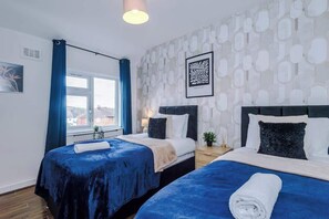 3 habitaciones, tabla de planchar con plancha, wifi y ropa de cama