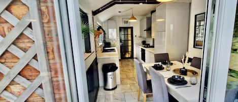 Rumah | Dapur pribadi | Lemari es, microwave, oven, dan kompor