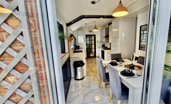 Casa | Cocina privada | Refrigerador, microondas, horno y parrilla de estufa