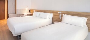 Triple Room | In-room safe, desk, laptop workspace, free WiFi - B&B Hotel Viana do Castelo (Viana do Castelo)