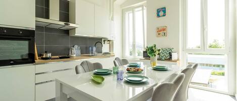 Huoneisto (1 Bedroom) | Yksityinen keittiö | Mikroaaltouuni, uuni, vedenkeitin