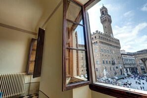 Apartment | Wohnbereich | 24-Zoll-Flachbildfernseher mit Digitalempfang