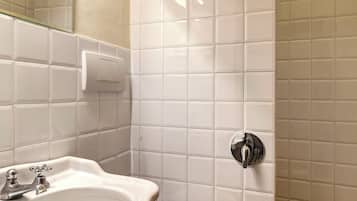 Un baño con lavabo, inodoro y zona de ducha.