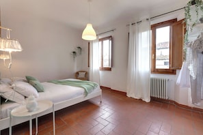 Appartement | Espace de travail pour ordinateurs portables, fer et planche à repasser