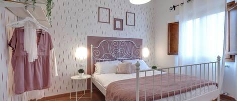 Apartment | Laptop workspace, iron/ironing board, free WiFi