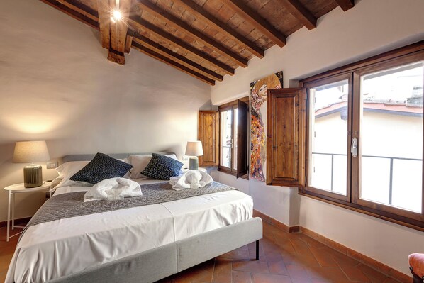 2 عدّة غرف نوم ومكتب ومساحة عمل للكمبيوتر المحمول ومكواة/لوح كي