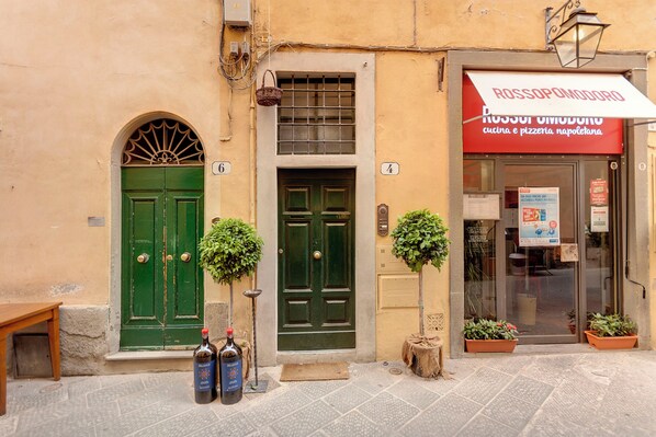 Front of property - Mamo Florence - Magazzini Apartment (Florence)