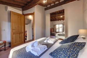 2 عدّة غرف نوم ومكتب ومساحة عمل للكمبيوتر المحمول ومكواة/لوح كي