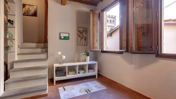 Apartment | Wohnbereich | 24-Zoll-Flachbildfernseher mit Digitalempfang