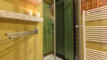 Apartment | Bathroom | Shower, hair dryer, bidet, towels
