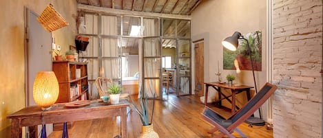 Apartment | Wohnbereich | 24-Zoll-Flachbildfernseher mit Digitalempfang