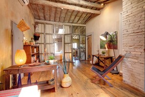 アパートメント | リビング エリア | 24 インチの薄型テレビ (デジタル放送視聴可)