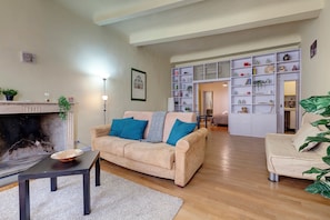 Apartment | Living area | 24-inch flat-screen TV with digital channels - Mamo Florence - Oriuolo Apartment (Florence)