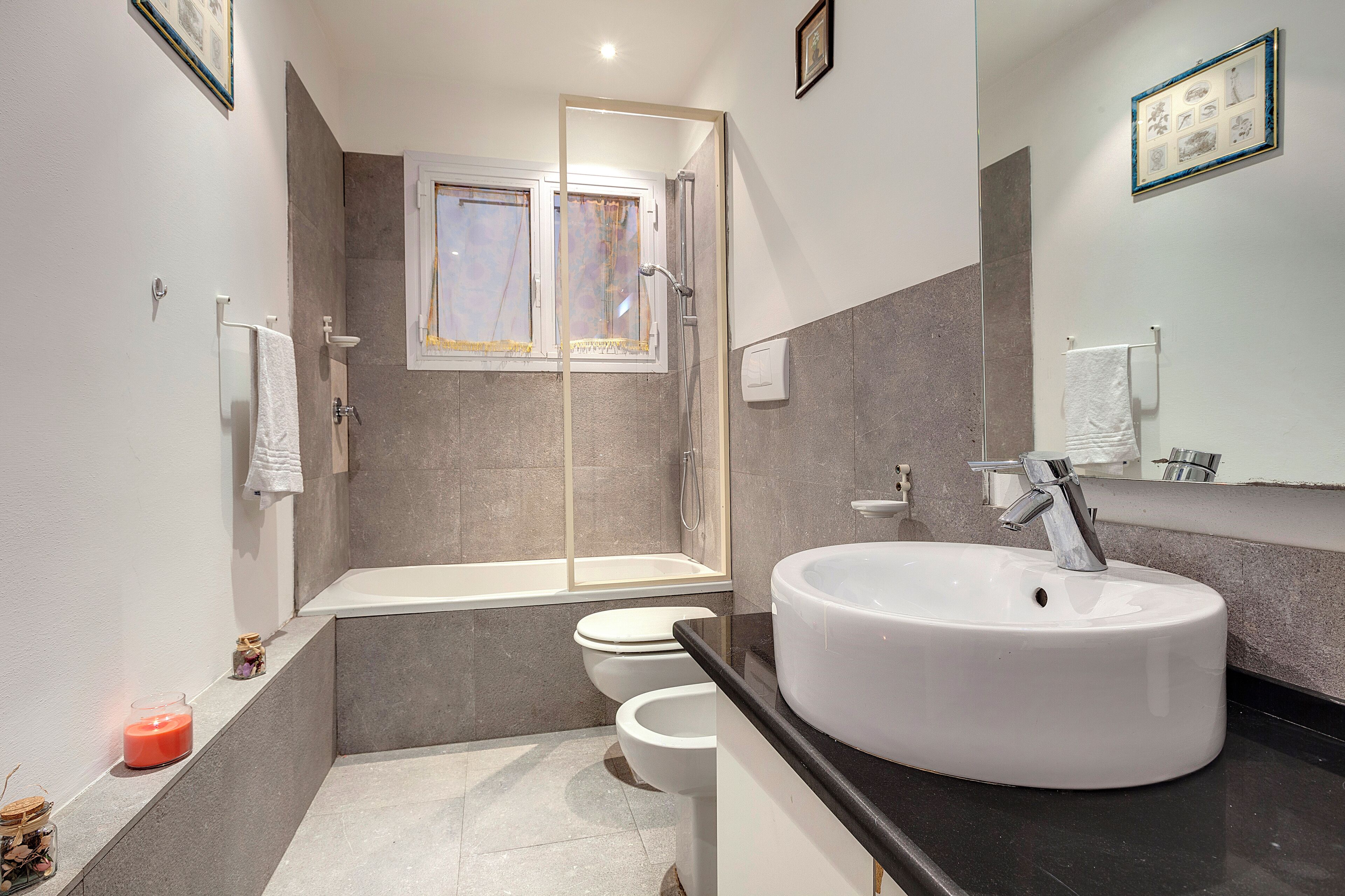 Apartment | Badezimmer | Duschwanne, Haartrockner, Bidet, Handtücher